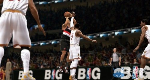 《NBA 2K15》后撤步跳投操作方法