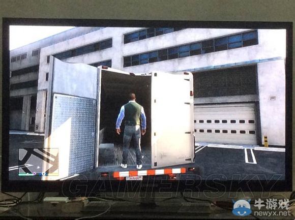 《GTA5》開卡車后門的方法