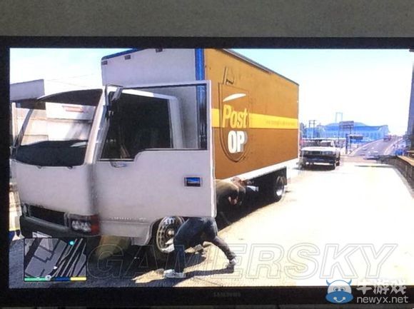 《GTA5》開卡車后門的方法