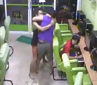 《COD11》玩家一言不合跨网吧打架 反被打倒在地!