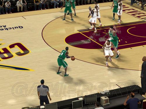 《NBA 2K12》墩子在球隊(duì)中的砥柱作用和暴力空接流防守反擊打法