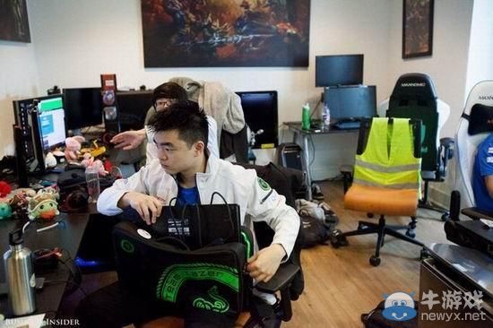 教练我想打职业 《LOL》欧美选手年薪30万起步